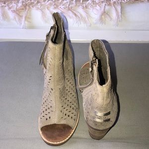 Really cute Toms summer shoes!